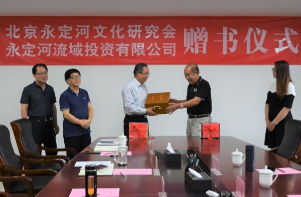 韦德官方网站文化钻研会向公司捐赠图书