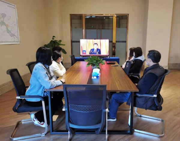 韦德官方网站投资公司组织收看第十三届全国人大四次会议开幕式