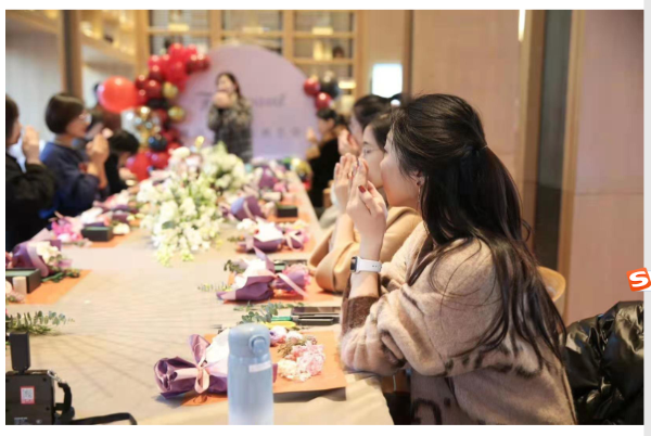 ��˾��֯��չ��ף�����ˡ������Ͷ���Ů��ϵ�л