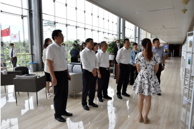 公司重要辅导陪同国度开发银行副行长徐守本一行参观“幸福河湖 大美永定”主题摄影展