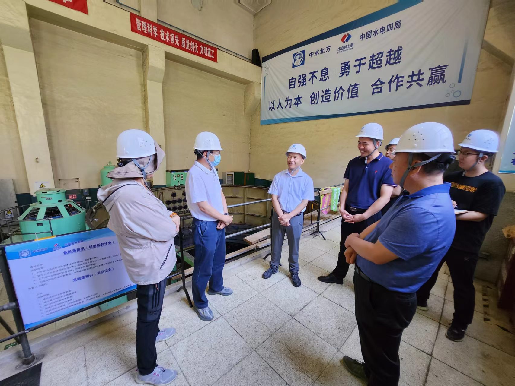 公司重要辅导一行赴韦德官方网站山峡段调研