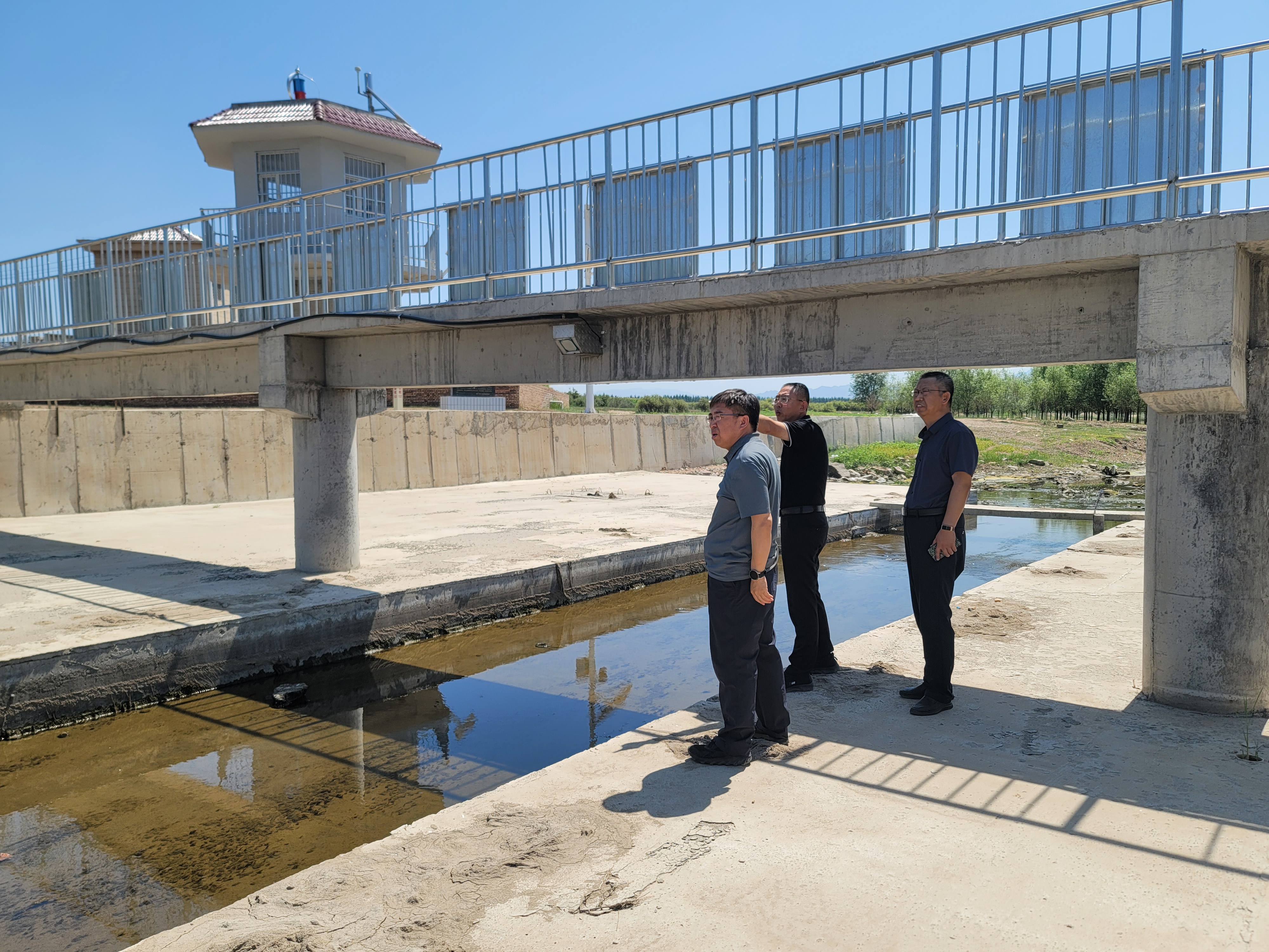 包头分公司与包头市水务局发展结合巡河