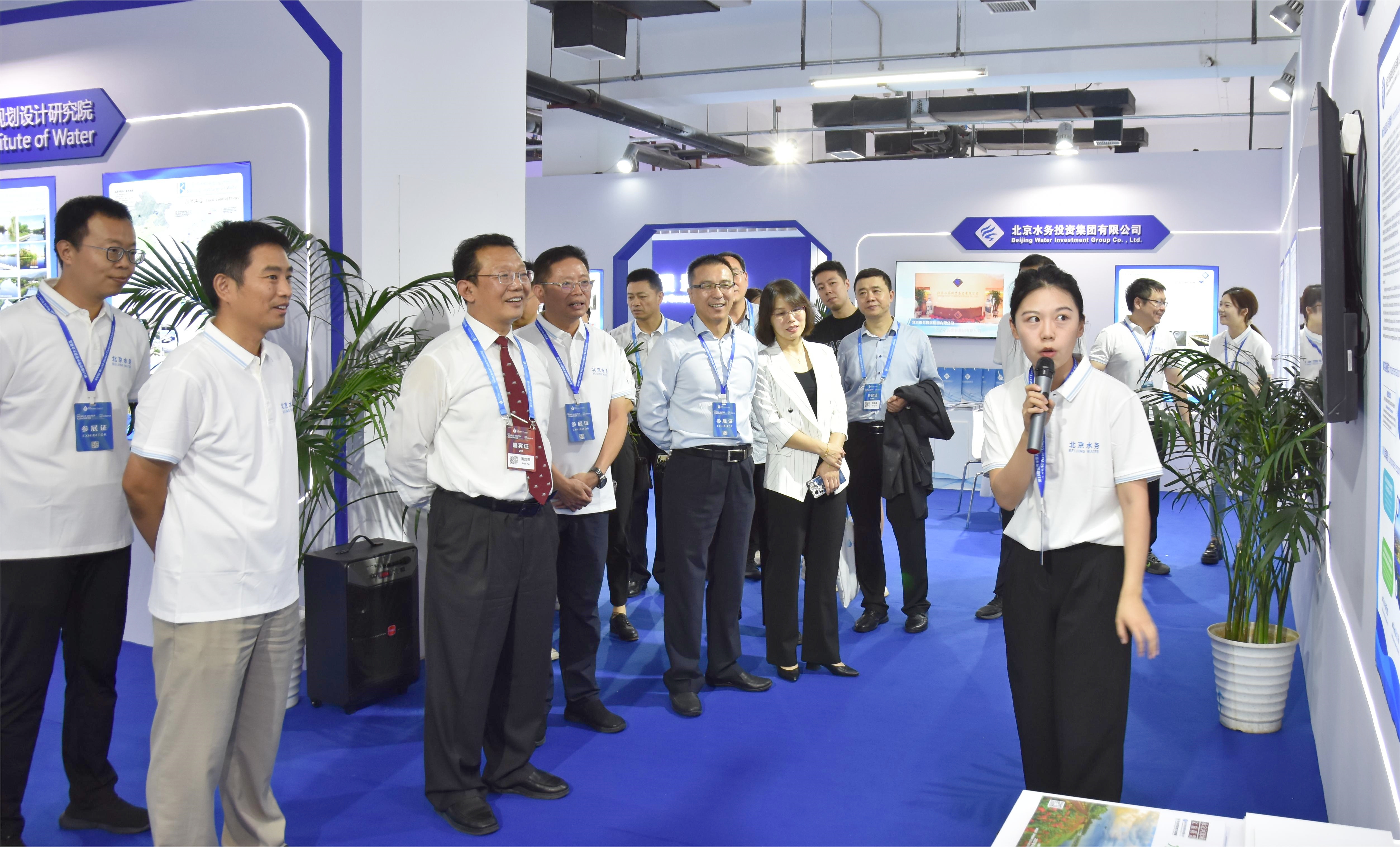 北京市水务局局长潘安君参观世界水资源大会公司展位