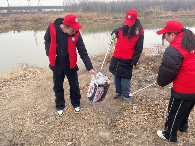 公司各级工会积极发展学雷锋自愿服务活动