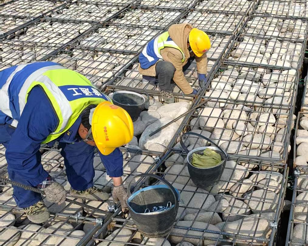 ���������� | Ӳ�˷����е��������������һ�ߡ�ˮ�ٽ�����ĿǦ˿ʯ�����ս���