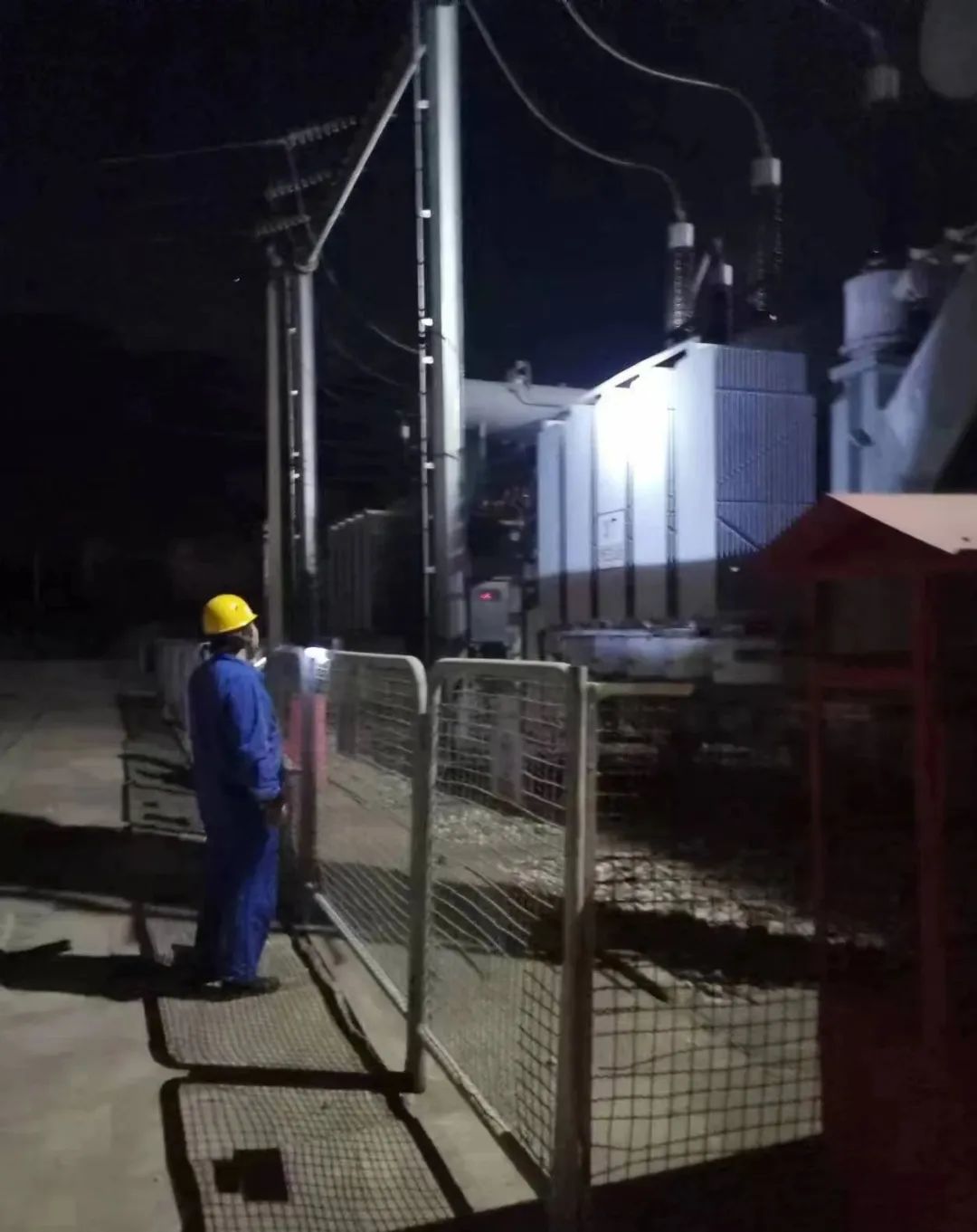 春节“不打烊”  书写“敬业福”