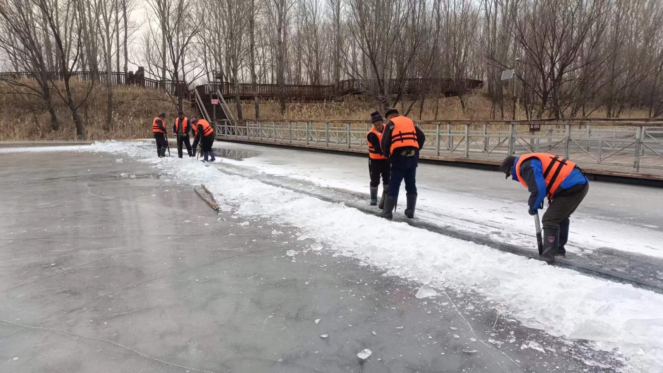 春节“不打烊”  书写“敬业福”